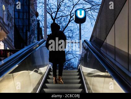 Donna sulla scala mobile che esce dalla metropolitana di Vienna Foto Stock