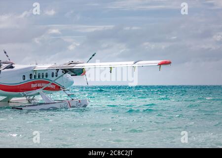 Male, Maldive - 20 febbraio 2019: Piano di mare in esotica spiaggia tropicale resort. Destinazione turistica estiva di lusso con idrovolante nelle isole Maldive Foto Stock