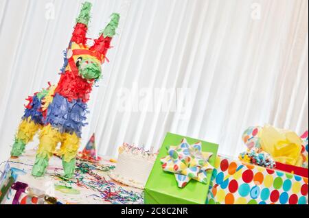 Gruppo di regali e torta di compleanno sul tavolo Gruppo di regali e torta di compleanno sul tavolo Foto Stock