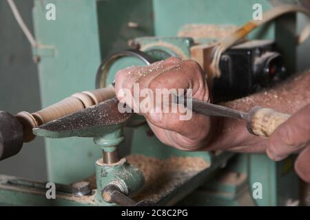 Falegname Che Forma legno su Un Tornio Foto Stock