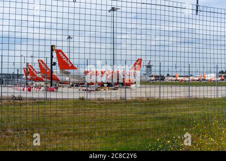 Aeroporto di Londra Southend, Essex, Regno Unito. 23 luglio 2020. A causa della perdita di attività derivante dal blocco COVID-19 di Coronavirus, easyJet ha annunciato l'intenzione di chiudere le basi aeroportuali a Newcastle, Stansted e London Southend. Sebbene alcuni voli possano ancora servire questi aeroporti, la rimozione delle loro operazioni di base comporterebbe la perdita di 1290 posti di lavoro. Il numero di aerei easyJet è in deposito a Southend Foto Stock