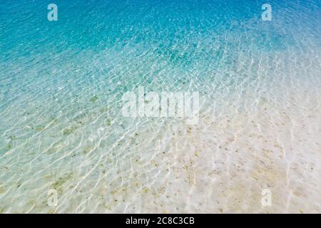 Sfondo blu ondulazione acqua. Acqua oceano sfondo. Texture color acqua con ripple blu chiaro Foto Stock