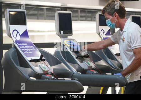 David Silver, 54, istruttore di fitness e riabilitazione pulisce le macchine da palestra al North Tyneside Council Waves Gym and Swimming Center a Whitley Bay North Tyneside prima della sua riapertura, dopo il sollevamento di ulteriori restrizioni di blocco coronavirus in Inghilterra. Foto Stock