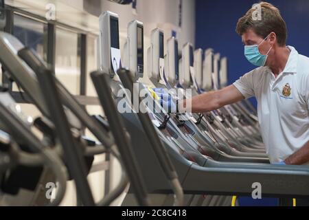 David Silver, 54, istruttore di fitness e riabilitazione pulisce le macchine da palestra al North Tyneside Council Waves Gym and Swimming Center a Whitley Bay North Tyneside prima della sua riapertura, dopo il sollevamento di ulteriori restrizioni di blocco coronavirus in Inghilterra. Foto Stock