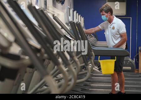 David Silver, 54, istruttore di fitness e riabilitazione pulisce le macchine da palestra al North Tyneside Council Waves Gym and Swimming Center a Whitley Bay North Tyneside prima della sua riapertura, dopo il sollevamento di ulteriori restrizioni di blocco coronavirus in Inghilterra. Foto Stock