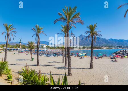 Marbella, Costa del Sol, Provincia di Malaga, Andalusia, Spagna meridionale. Spiaggia di Puerto Banus con la montagna la Concha sullo sfondo. Foto Stock