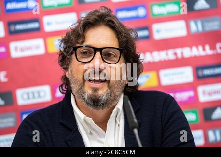 Monaco, Germania. 23 luglio 2020. Basket: PK per la presentazione del nuovo allenatore della Bayern Trinchieri nell'Audi Dome. Andrea Trinchieri, nuovo allenatore del FC Bayern Basketball, parla ad una conferenza stampa della sua introduzione. Credit: Attualità dal vivo di Matthias Balk/dpa/Alamy Foto Stock