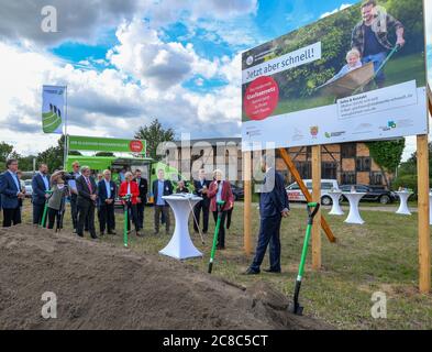 23 luglio 2020, Brandenburg, Schwedt/Oder: Molti ospiti partecipano alla cerimonia simbolica di espansione della banda larga nell'Uckermark. Il distretto di Uckermark è nei blocchi di partenza per una fornitura di Internet a prova di futuro. Oggi si svolgerà la cerimonia rivoluzionaria per l'obiettivo di espansione di un Gigabit al secondo. Una volta ultimati i lavori, circa 1,800 famiglie private e 300 unità commerciali nella sola area del progetto Schwedt dovrebbero beneficiarne. Il Ministero dell'Economia del Brandeburgo sostiene il distretto nell'espansione della banda larga con 52 milioni di euro Foto Stock