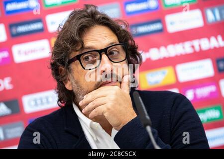 Monaco, Germania. 23 luglio 2020. Basket: PK per la presentazione del nuovo allenatore della Bayern Trinchieri nell'Audi Dome. Andrea Trinchieri, nuovo allenatore del FC Bayern Basketball, parla ad una conferenza stampa della sua introduzione. Credit: Attualità dal vivo di Matthias Balk/dpa/Alamy Foto Stock