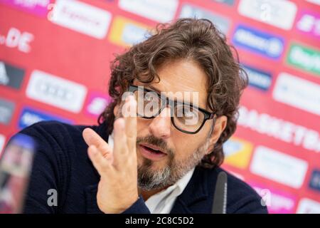 Monaco, Germania. 23 luglio 2020. Basket: PK per la presentazione del nuovo allenatore della Bayern Trinchieri nell'Audi Dome. Andrea Trinchieri, nuovo allenatore del FC Bayern Basketball, parla ad una conferenza stampa della sua introduzione. Credit: Attualità dal vivo di Matthias Balk/dpa/Alamy Foto Stock