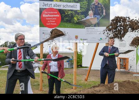 23 luglio 2020, Brandenburg, Schwedt/Oder: Jörg Steinbach (l, SPD), Ministro dell'Economia e del lavoro dello Stato di Brandeburgo, Karina Dörk (CDU), Amministratore del Distretto di Uckermark e Steffen Bilger, Segretario di Stato del Ministero federale dei trasporti e delle infrastrutture digitali, Partecipa alla simbolica cerimonia rivoluzionaria per l'espansione della banda larga nel marchio Uckermark. Il distretto di Uckermark è nei blocchi di partenza per una fornitura di Internet a prova di futuro. Oggi si svolgerà la cerimonia rivoluzionaria per l'obiettivo di espansione di un Gigabit al secondo. Una volta che il lavoro h Foto Stock