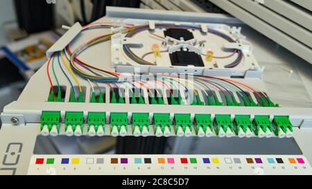 23 luglio 2020, Brandenburg, Schwedt/Oder: Vista in un armadio di distribuzione per connessioni in fibra ottica. Il distretto di Uckermark è nei blocchi di partenza per una fornitura di Internet a prova di futuro. Oggi si sta svolgendo la cerimonia rivoluzionaria per l'obiettivo di espansione di un Gigabit al secondo. Una volta ultimati i lavori, circa 1,800 famiglie private e 300 unità commerciali nella sola area del progetto Schwedt dovrebbero beneficiarne. Il Ministero dell'Economia del Brandeburgo sostiene il distretto nell'espansione della banda larga con 52 milioni di euro. Insieme ai fondi del BRO federale Foto Stock