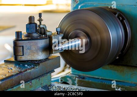 Primo piano della macchina da tornio che taglia parti metalliche dell'albero Foto Stock