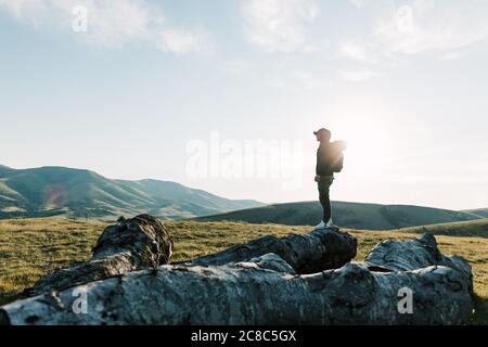 Giovane uomo che esplora i grandi spazi aperti Foto Stock