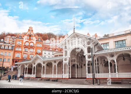 Karlovy Vary, Repubblica Ceca - 30 Ottobre 2019: Vista sul colonnato del mercato (fonte di acqua minerale) a Karlovy Vary la città termale più famosa in Th Foto Stock