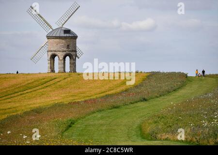I visitatori camminano presso il mulino a vento di Chesterton, Warwickshire. Foto Stock