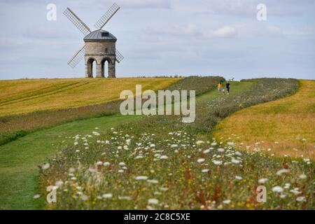 I visitatori camminano presso il mulino a vento di Chesterton, Warwickshire. Foto Stock