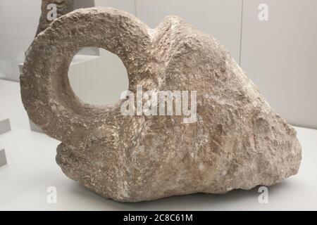 Madrid, Spagna - 11 luglio 2020: Anello litico per giochi di palla a forma di testa umana. Cultura Maya. Museo delle Americhe, Madrid, Spagna Foto Stock