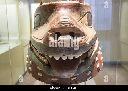 Madrid, Spagna - 11 Luglio 2020: Casco a forma di lupo Tlingit. Vista frontale. Museo delle Americhe, Madrid, Spagna Foto Stock