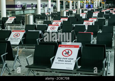 HEATHROW LONDRA UK. 23 luglio 2020. Avviso di salute pubblica i cartelli di allontanamento sociale sono posti sui posti all'interno del terminal dell'aeroporto di Heathrow per evitare che i passeggeri si siedano troppo vicini durante la pandemia di coronavirus per fermare la diffusione delle infezioni da Covid-19. Credit: amer Ghazzal/Alamy Live News Foto Stock