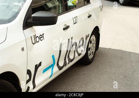 Mosca, Russia - 1 giugno 2020: Uber app taxi sulla strada con logo , Editoriale illustrativo Foto Stock