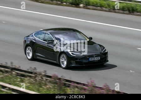 A 2016 Tesla Model S 75D 518 BHP Black berlina Auto Hatchback Electric guidare sull'autostrada M6 vicino Preston a Lancashire, Regno Unito Foto Stock