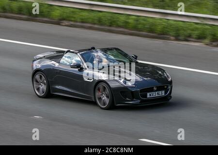 Una Jaguar F-Type S V8 Auto Grey Car Roadster benzina 2013 cabriolet cabriolet cabriolet decappottabile guidando sull'autostrada M6vicino Preston a Lancashire, Regno Unito Foto Stock