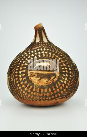 African Kenyan intagliato Calabash bottiglia Gourd Foto Stock