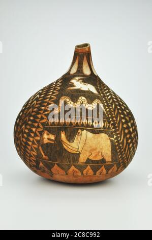 African Kenyan intagliato Calabash bottiglia Gourd Foto Stock