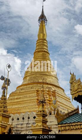 Il pinnacolo della pagoda Shwedagon con turbante, sbula contro il cielo blu profondo Foto Stock