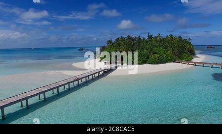 Foto aerea dell'isola paradisiaca delle Maldive con sabbia bianca e ville sull'acqua. Palme verdi e acque turchesi. Concetto: Agenzia di viaggi, paradi Foto Stock