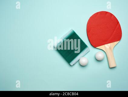 due racchette in legno e una palla di plastica arancione per giocare a ping pong, piatto Foto Stock