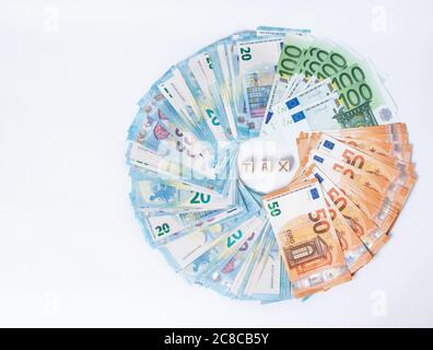 Concetto fiscale e pagamento del debito. Le banconote in euro stabiliti in un cicircle su sfondo bianco. Finanziamento di denaro guadagnare il concetto di settore. Copia spazio per il testo. St Foto Stock