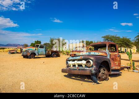 Solitaire, Namibia - 29 marzo 2019 : relitti di automobili abbandonati vicino alla stazione di servizio Solitaire situata nel deserto Namibia. Foto Stock