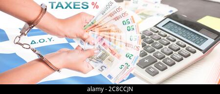 Business e concetto fiscale in Grecia. Pagare le tasse nel 2019 anno. Finanziaria greca, pagando fiscali 2019. La condivisione di mano banconote in euro. Concetto di pagamento fiscale. Pagamento di Foto Stock