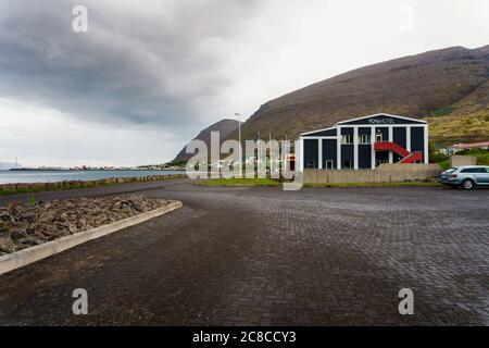 Patreksfjordur, Islanda - 22 giugno 2020 : Fosshotel Westfjords situato nel piccolo villaggio di pescatori di Patreksfjordur, Islanda occidentale. Foto Stock