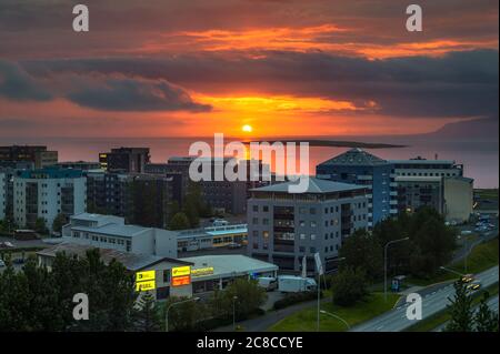 Reykjavik, Islanda - 30 giugno 2020 : Tramonto sopra la città di Reykjavik con molteplici edifici moderni e l'Oceano Atlantico. Foto Stock