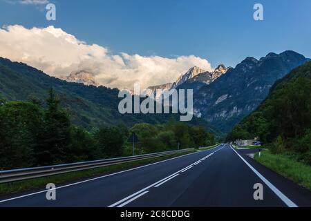 Strada vuota nella valle delle Alpi, Italia Foto Stock