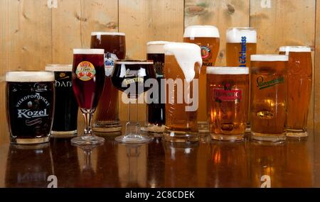 Una varietà di birre europee nei loro bicchieri tradizionali Foto Stock