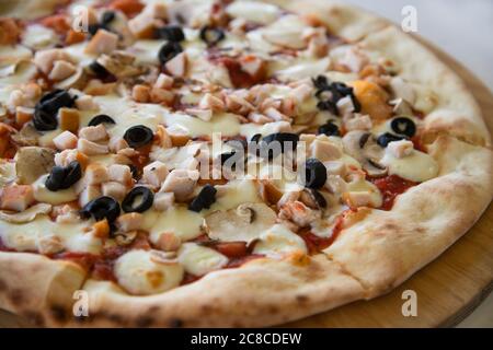 La pizza con olive e funghi Foto Stock