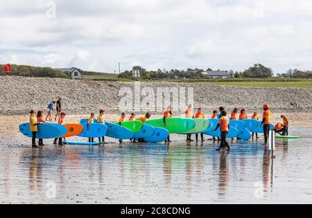 Garrettstown, Cork, Irlanda. 23 luglio 2020. Gli allievi della scuola di surf di Pukana che ottengono la guida finale dai loro istruttori prima che prendano all'acqua a Garrettstown Beach, Co. Cork, Irlanda. - credito; David Creedon / Alamy Live News Foto Stock