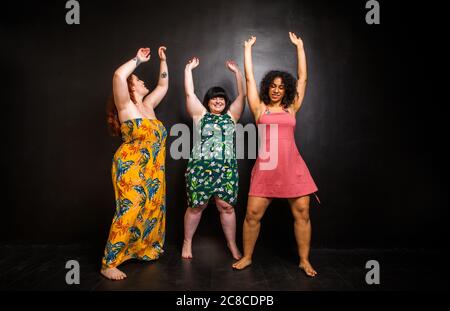 Gruppo di 3 donne oversize in posa in studio - belle ragazze che accettano imperfezione del corpo, colpi di bellezza in studio - concetti circa l'accettazione del corpo, bod Foto Stock