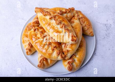 Pies (pirozhki) con cavolo. Cottura fatta in casa. Cucina tradizionale russa e Ucraina. Primo piano. Foto Stock