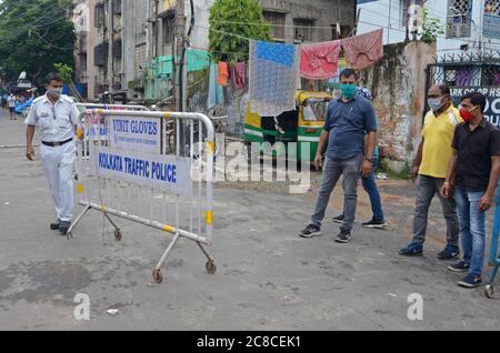 Kolkata, India. 23 luglio 2020. La polizia di Kolkata ha barricato la corsia di Covid 19 effettuata durante il blocco completo per combattere contro Corona Virus. (Foto di Suraranjan Nandi/Pacific Press) Credit: Pacific Press Agency/Alamy Live News Foto Stock