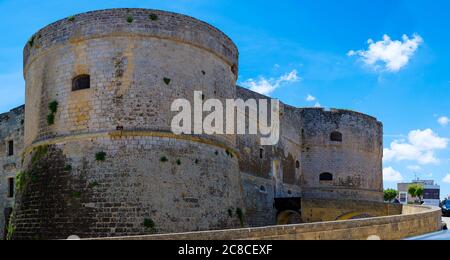 Otranto, Italia - 19 maggio 2018: Il castello aragonese è la roccaforte difensiva di Otranto. Una storica torre di difesa come parte delle mura della città o Foto Stock