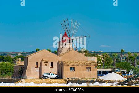 Imbarcadero Salina Infersa dove si prende il traghetto che trasporta i turisti all'isola di Mozia, in Sicilia. Foto Stock