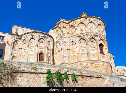 L'abside decorata con pietra della Cattedrale di Monreale. La Cattedrale di Monreale costruita in un mix di stili diversi: Bizantino, francese, normanno e arabo. Foto Stock