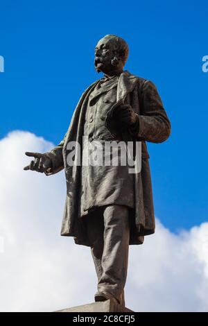 Statua di Marco Minghetti in Piazza San Pantaleo da Roma in Italia . Economista e statista italiano del XIX secolo Foto Stock