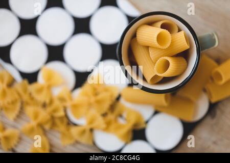 diversi tipi di tagliatelle all'uovo e pasta gialla su sfondo di legno Foto Stock