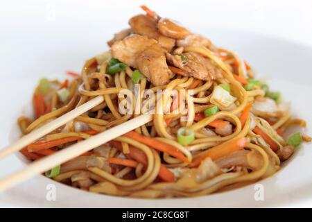 Spaghetti fritti in stile asiatico con pollo Foto Stock